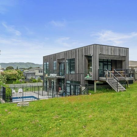 Sun And Serenity - Waikanae Beach Holiday Home Bagian luar foto