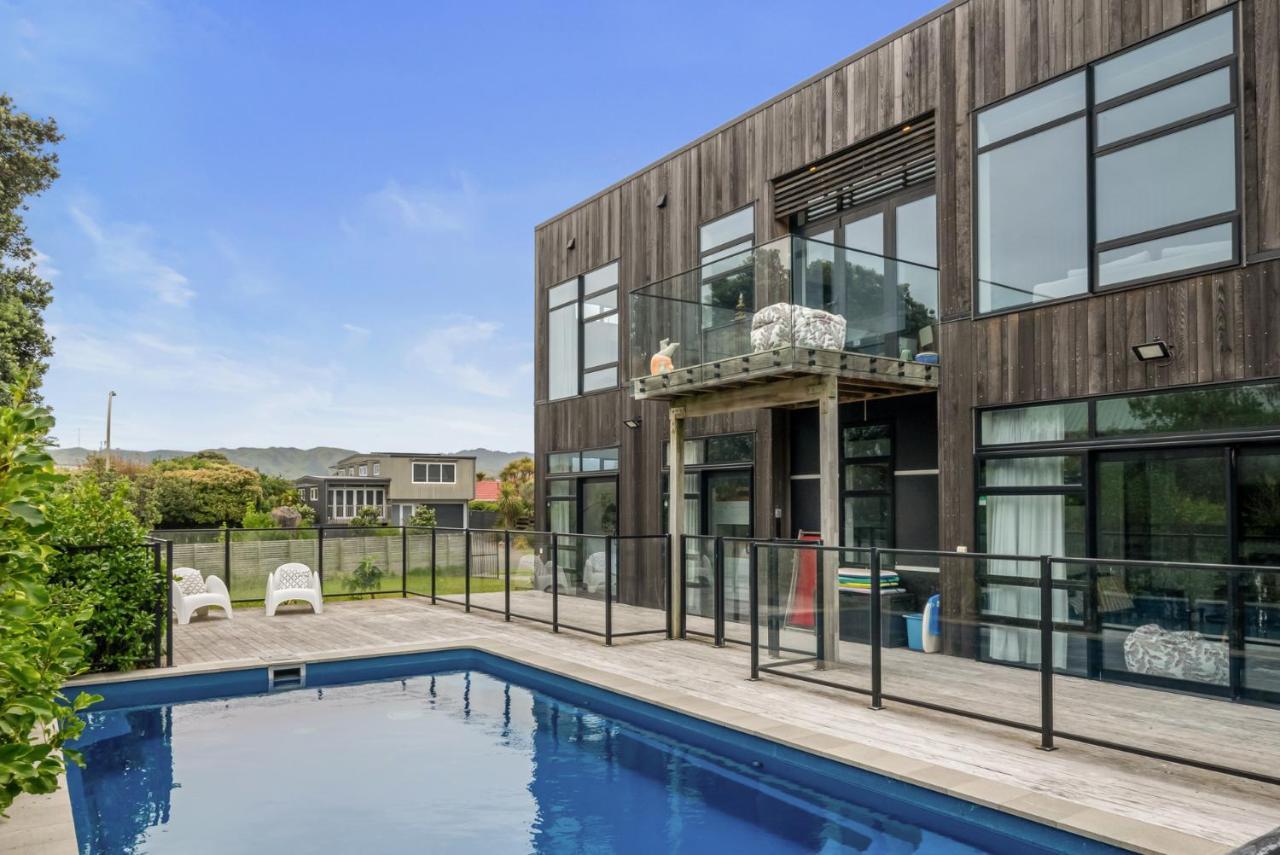 Sun And Serenity - Waikanae Beach Holiday Home Bagian luar foto